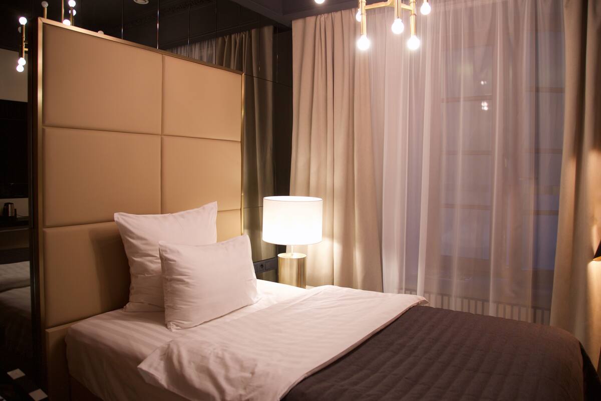 Basic Single Room | Peralatan tempat tidur premium, bar mini, peti besi dalam bilik