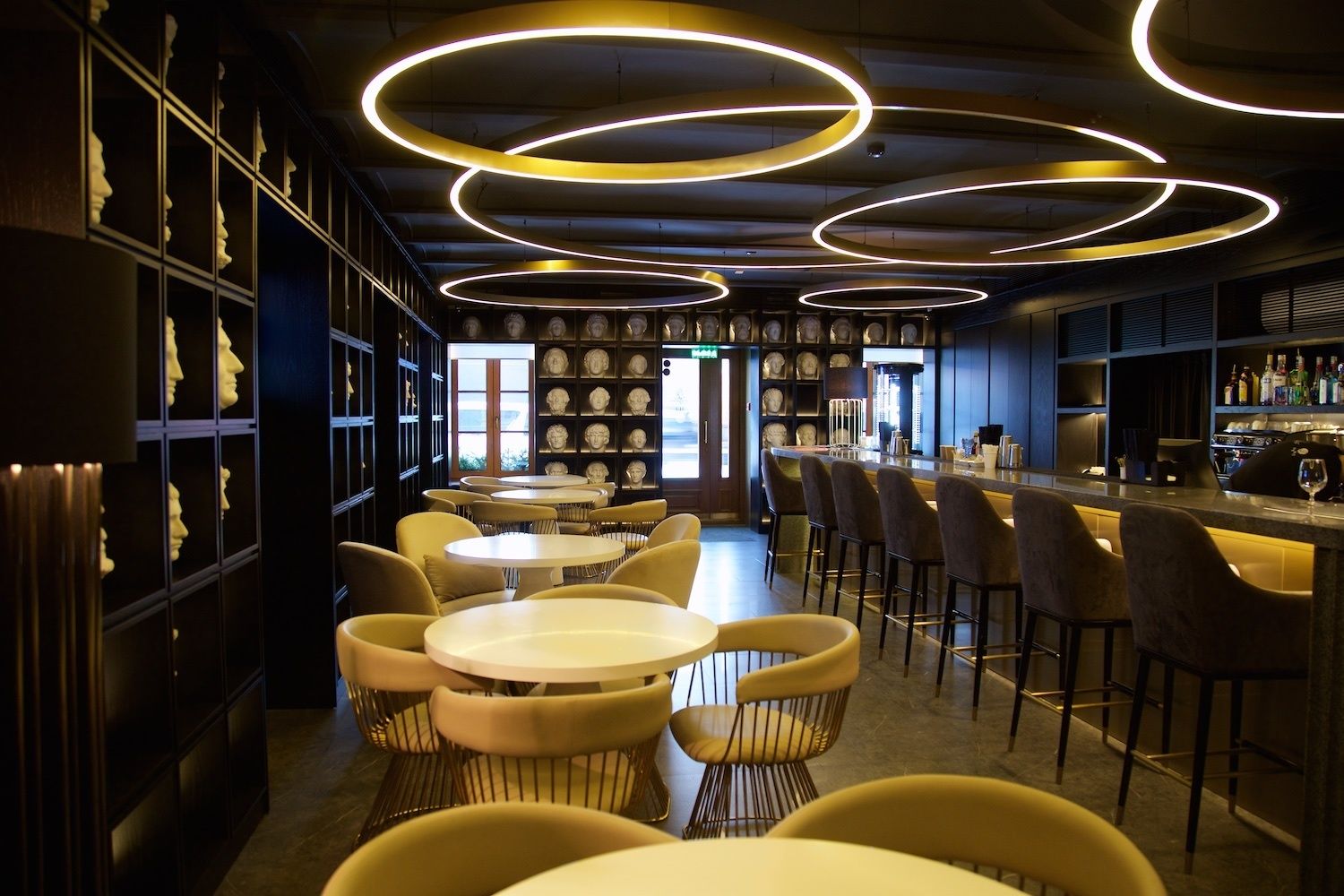 Sarapan dihidangkan, masakan tempatan dan antarabangsa 