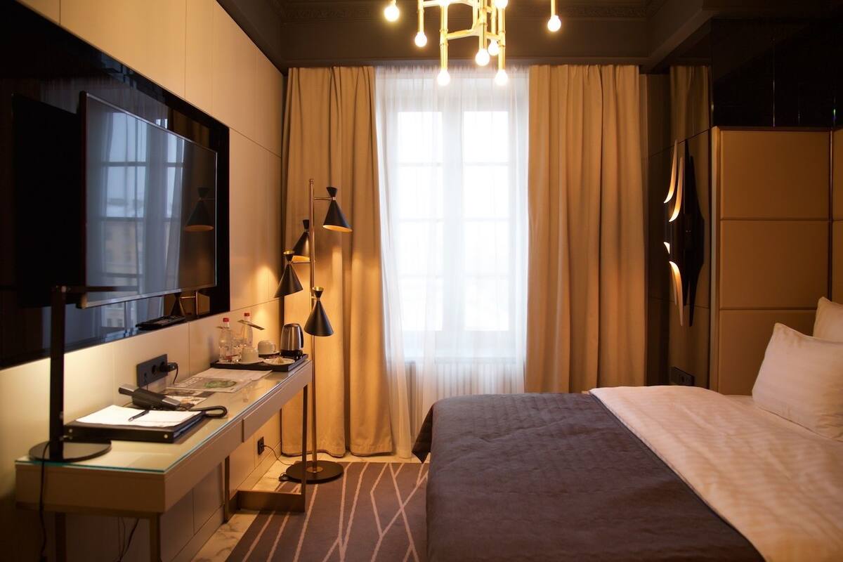 Standard Double Room (Compact) | Peralatan tempat tidur premium, bar mini, peti besi dalam bilik