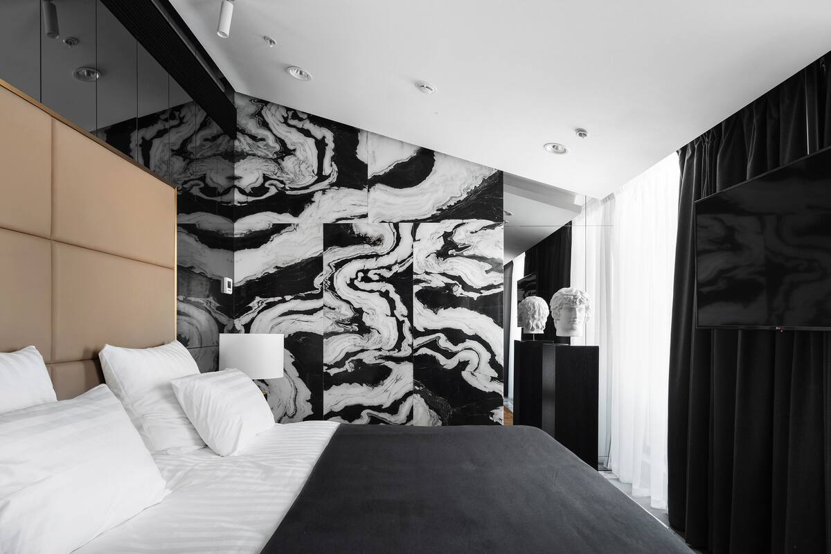 Peralatan tempat tidur premium, bar mini, peti besi dalam bilik
