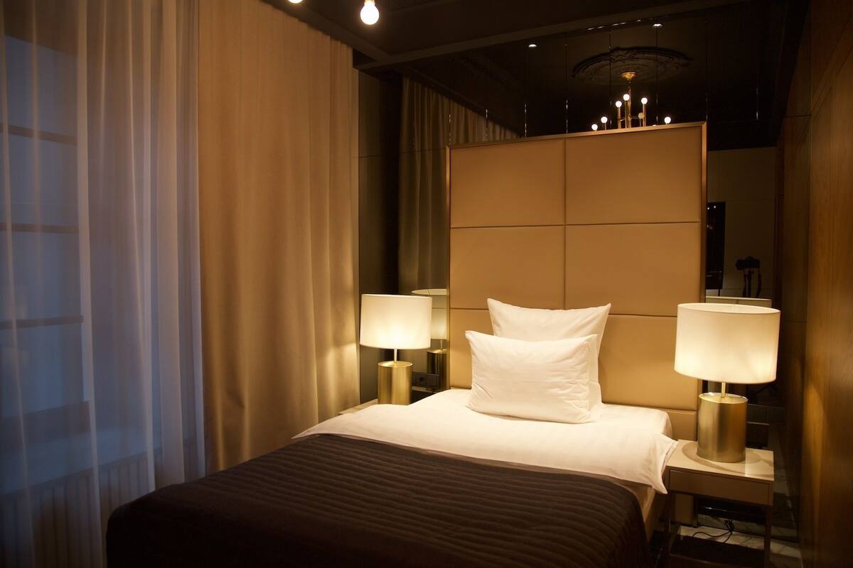 Standard Single Room | Peralatan tempat tidur premium, bar mini, peti besi dalam bilik