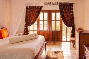 Escritorio, sistema de insonorización, wifi gratis y ropa de cama 