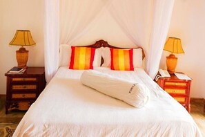 Desk, soundproofing, free WiFi, bed sheets - Fort Fun City (Fort Portal)