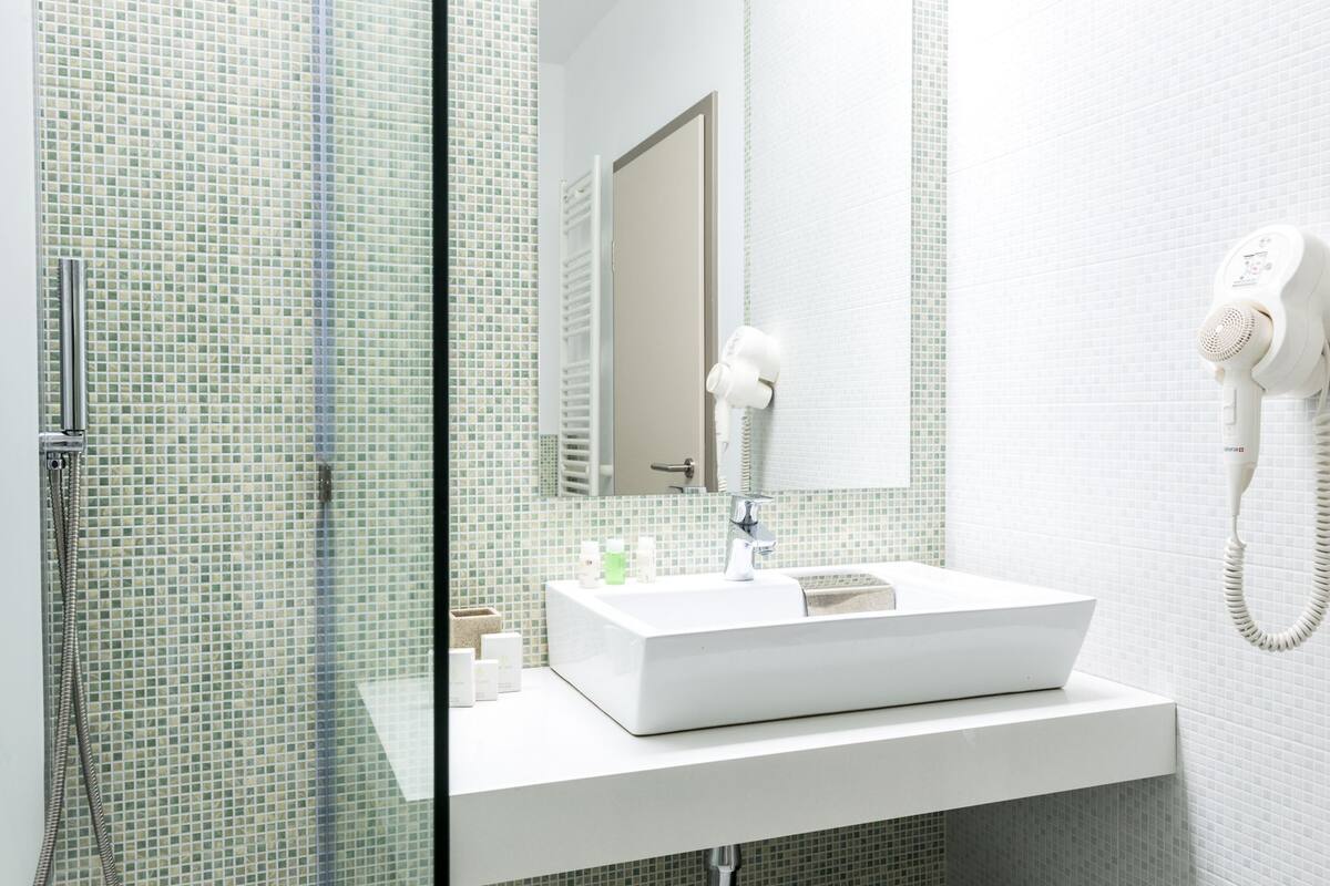 twin room, 2 single beds, balcony, lakeside | 1 bedroom, minibar, in-room safe, soundproofing