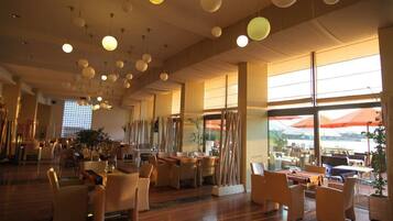 Aamiainen, lounas ja illallinen; merenantimet