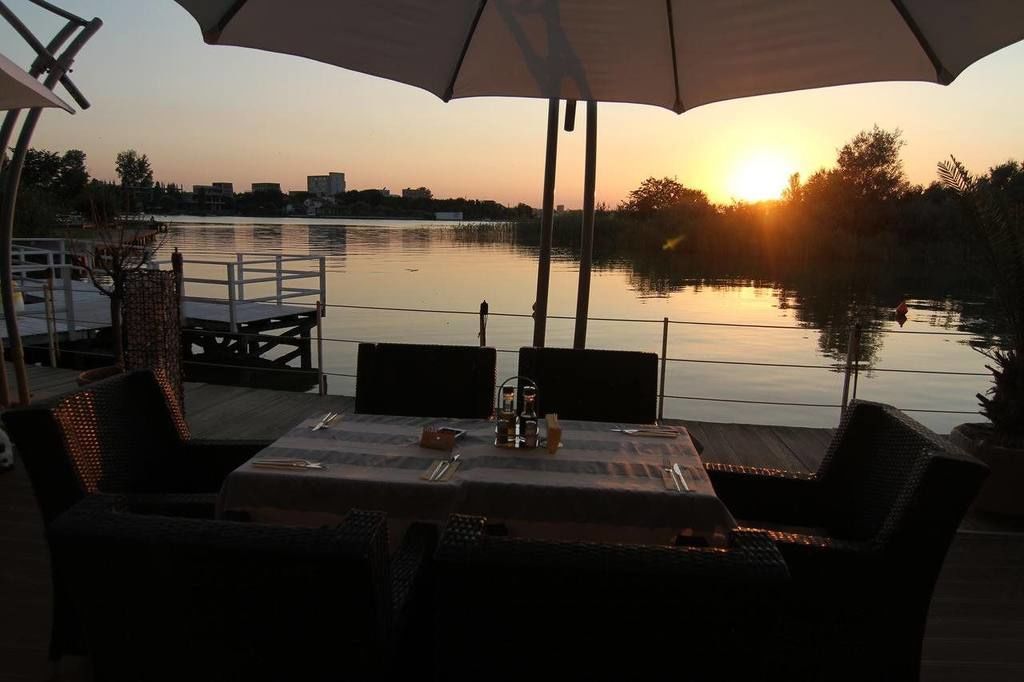 breakfast, lunch, dinner served; seafood