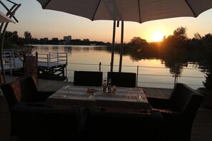 Déjeuner, dîner et souper servis sur place