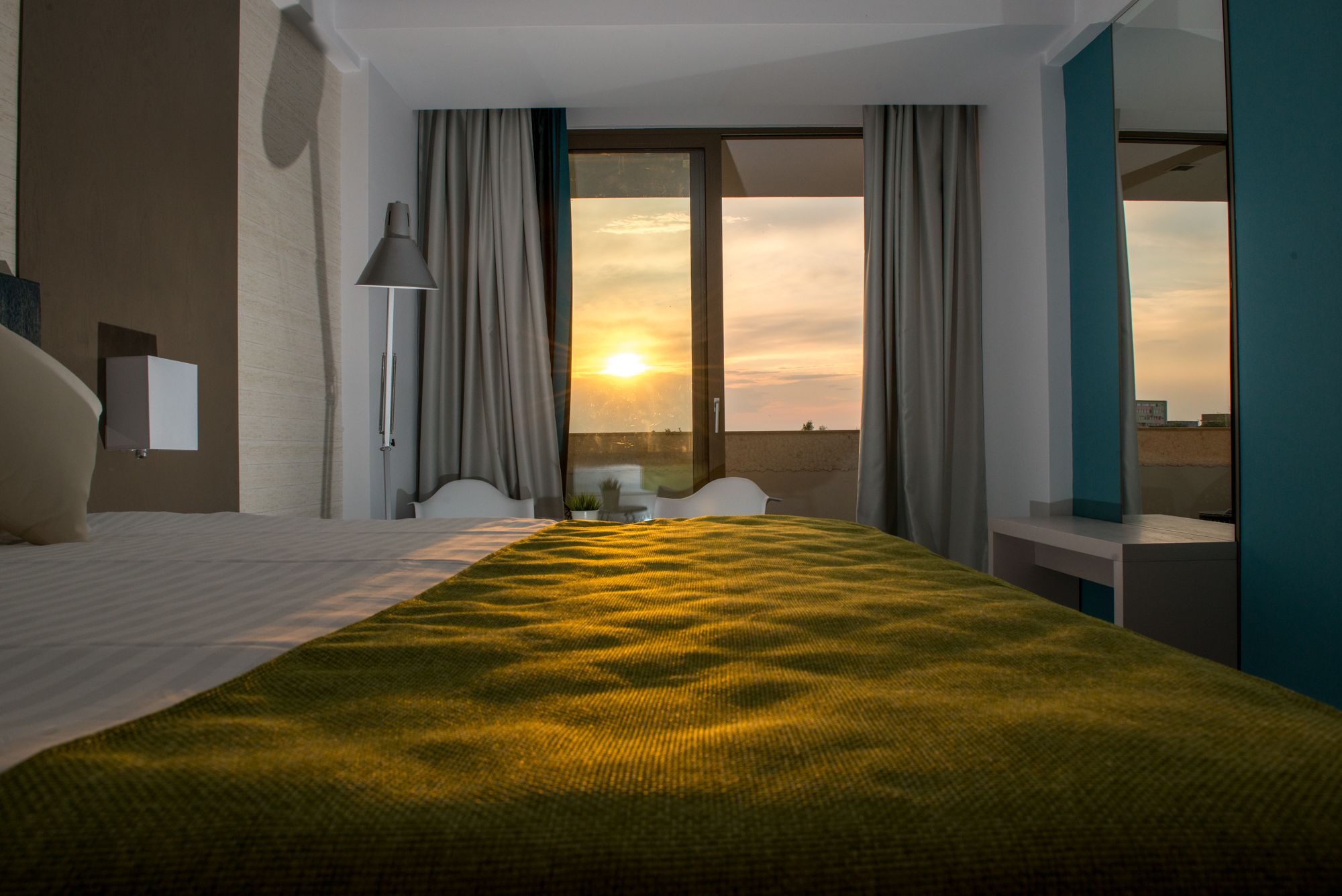 双人房, 阳台, 湖畔 | 迷你吧、客房内保险箱、隔音、熨斗/熨板