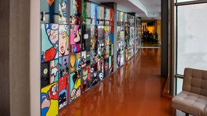 Un pasillo con una larga pared mostrando personajes de historietas.