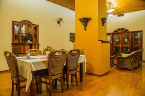 Serveert ontbijt, lunch, diner, lokale en internationale gerechten 