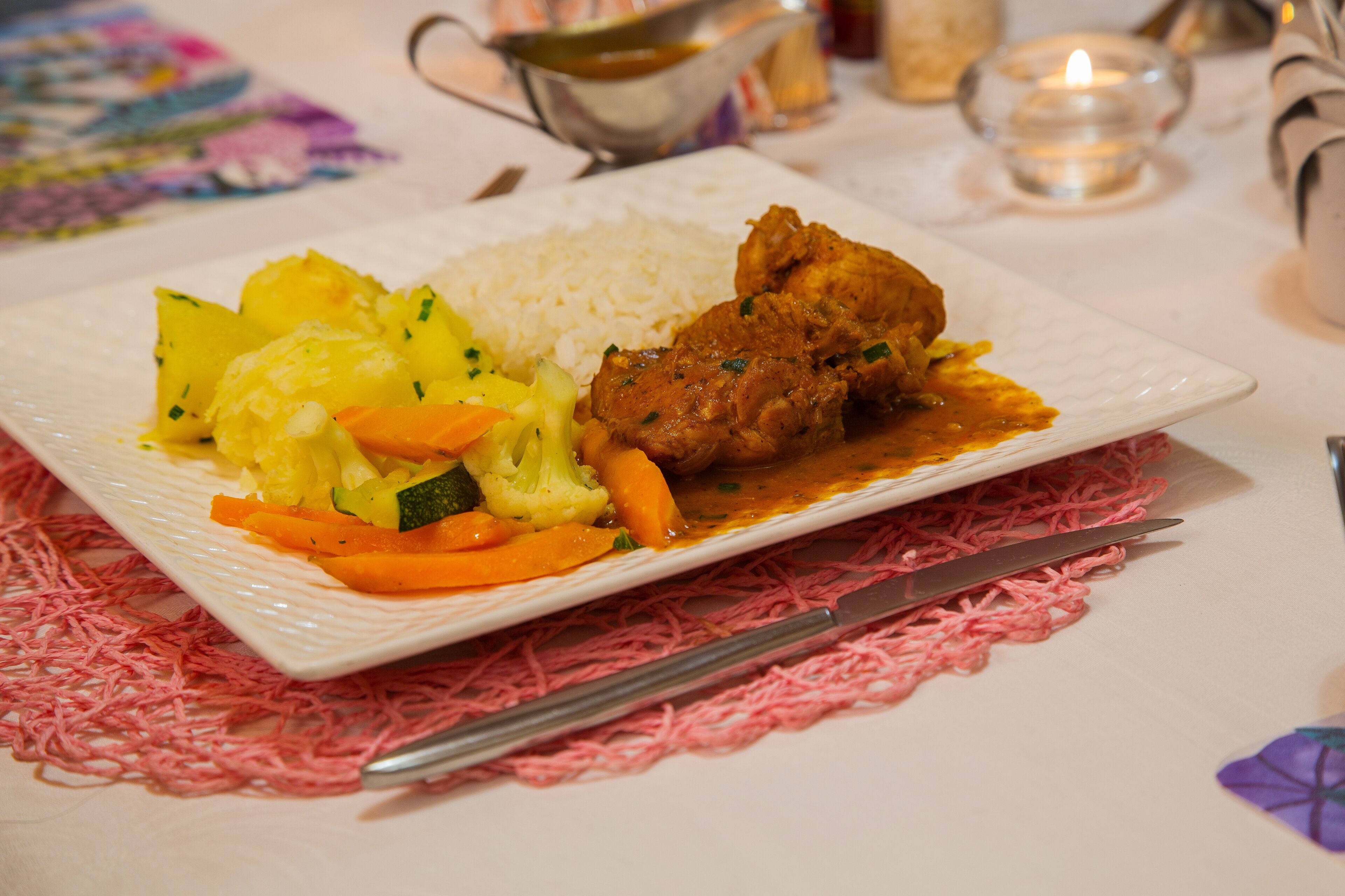 Ein Teller Essen mit Reis, Gemüse und Fleisch.