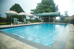 Een binnenzwembad en een buitenzwembad