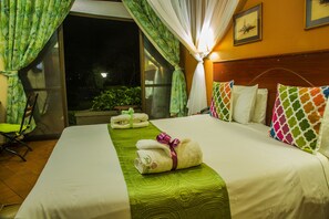 Deluxe kamer | Een kluis op de kamer, een bureau, een strijkplank/strijkijzer