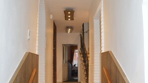 A staircase with wooden handrails and a light-colored wall. - Hotel Zum großen Krug (Wirdum)