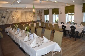 Illallinen tarjolla, paikallinen keittiö