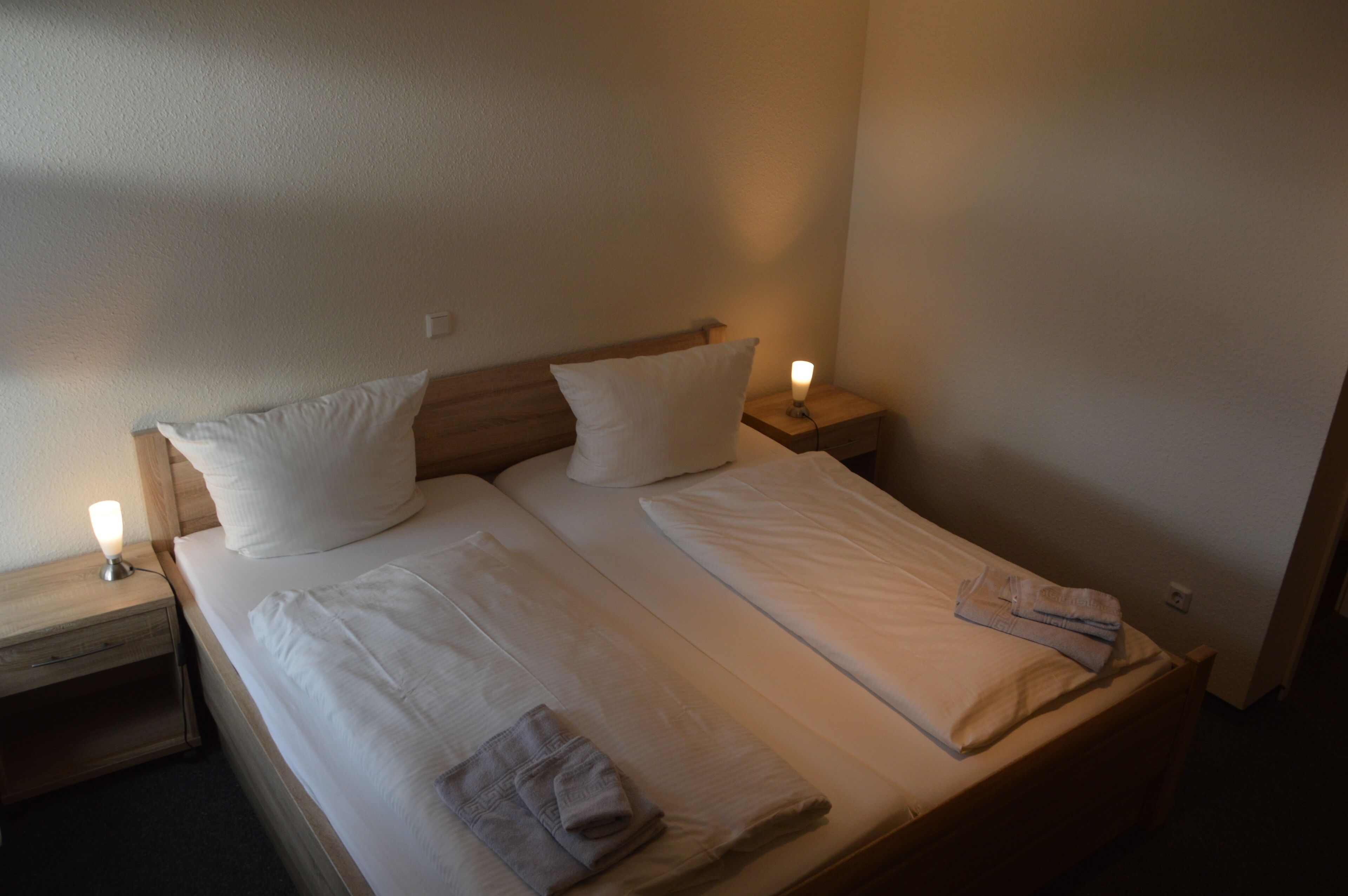 hypo-allergenic bedding, desk, free wifi