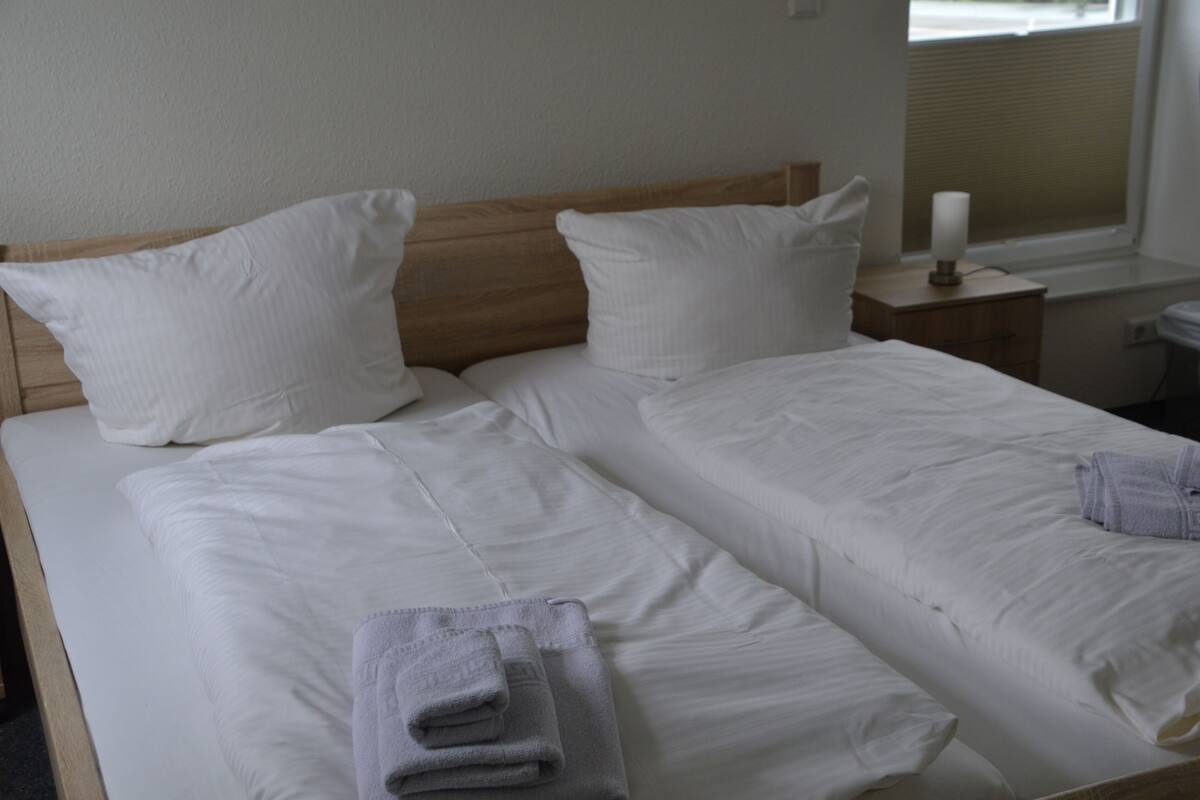 double room | hypo-allergenic bedding, desk, free wifi