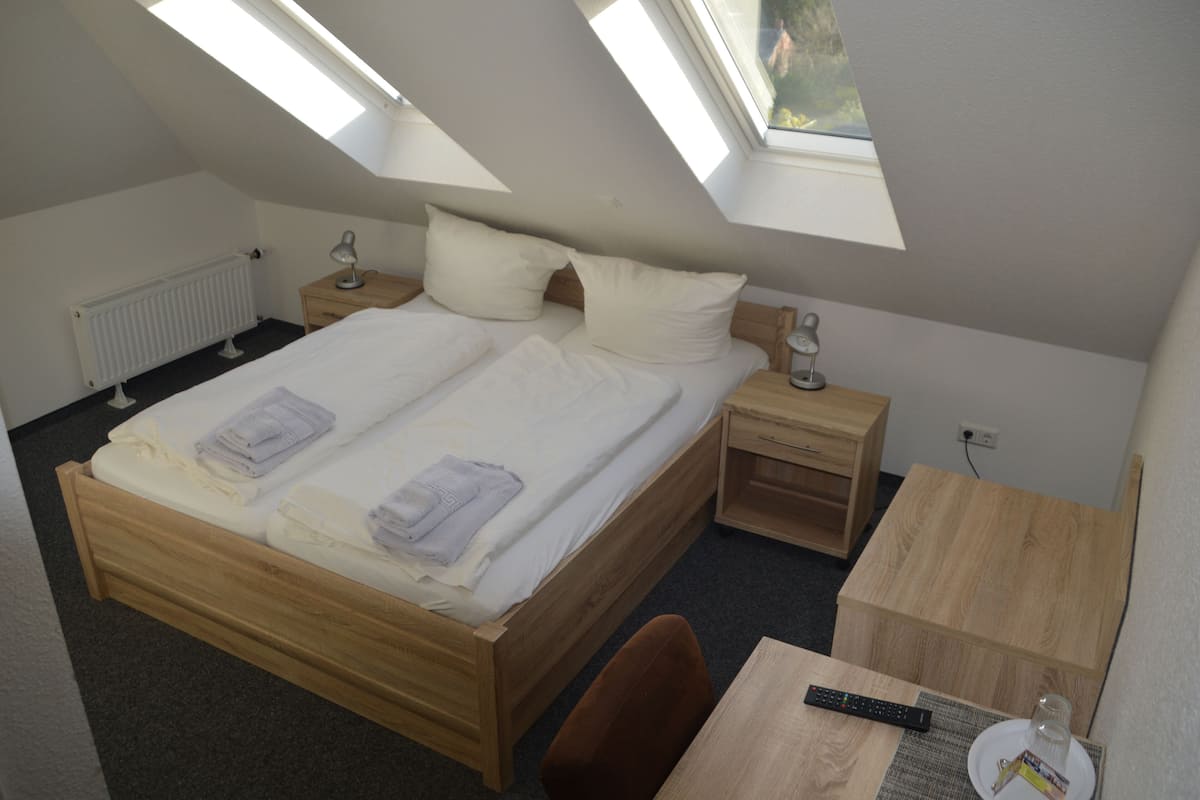 Tweepersoonskamer | Hypoallergeen beddengoed, een bureau, gratis wifi