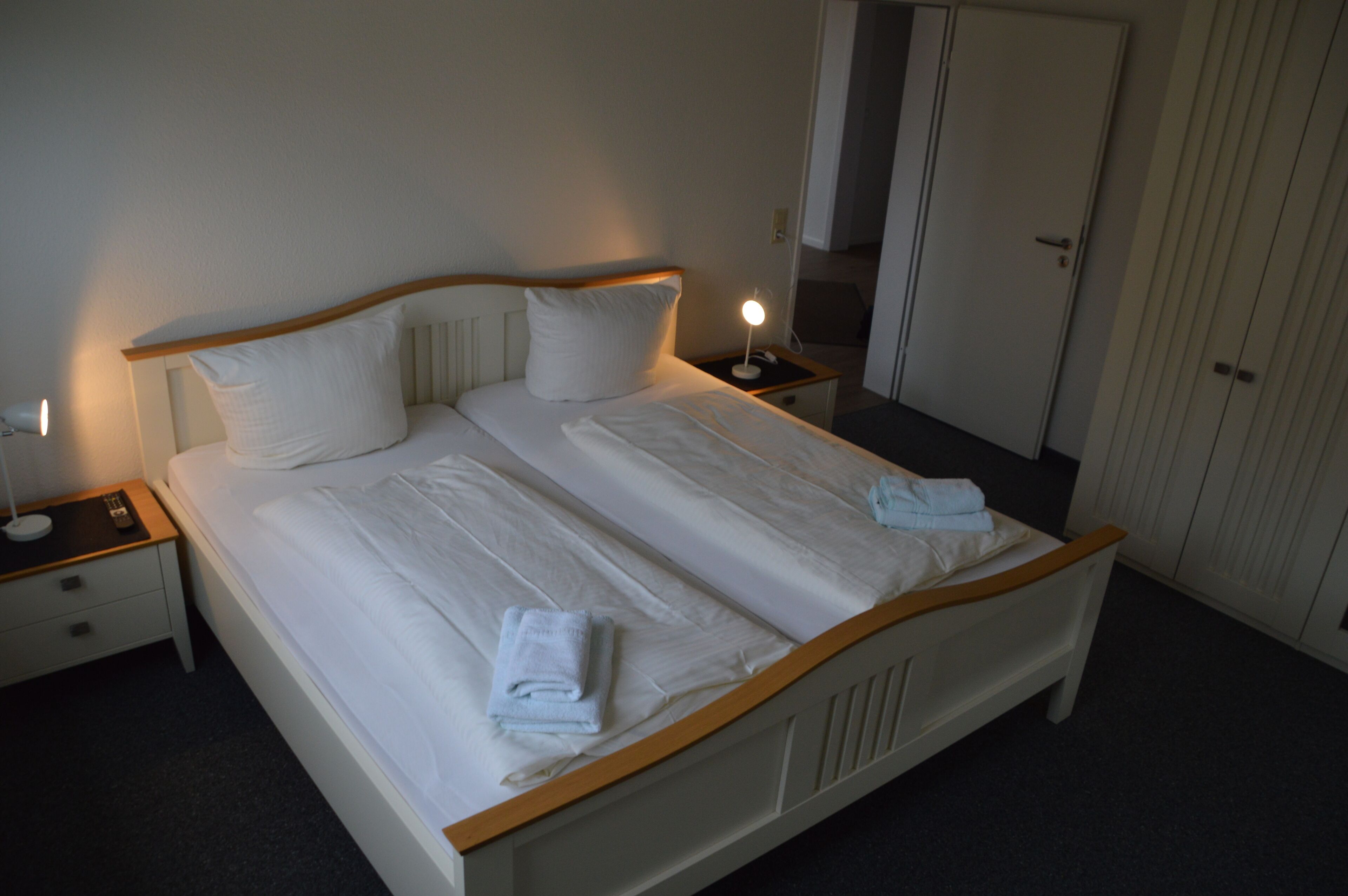 Ropa de cama hipoalergénica, escritorio y wifi gratis 