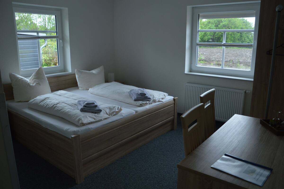 hypo-allergenic bedding, desk, free wifi