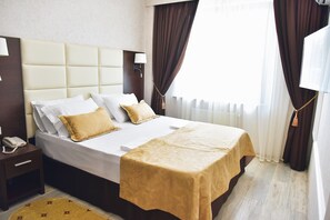 Frigobar, cofres nos quartos, escrivaninha, cortinas blackout