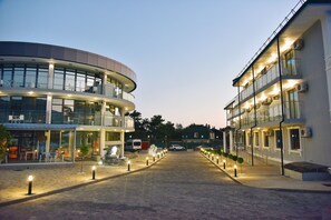 Fachada da propriedade à noite