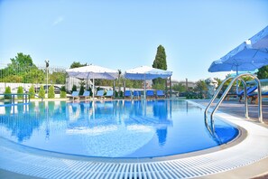 Piscina externa, guarda-sóis, espreguiçadeiras