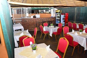 Se sirven desayunos, almuerzos y cenas; cocina local e internacional