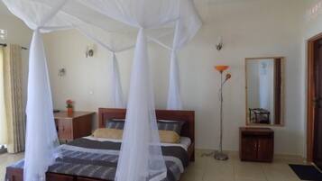 Escrivaninha, quartos à prova de som, Wi-Fi de cortesia, roupa de cama