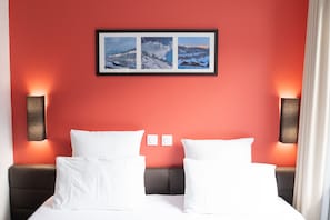 Roupas de cama premium, escrivaninha, berços (sobretaxa)