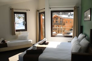 Ropa de cama de alta calidad, escritorio, cunas y wifi gratis