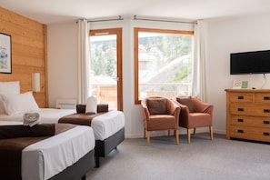 Chambre avec lits jumeaux, balcon | Literie de qualité supérieure, bureau, lits bébé (en supplément)
