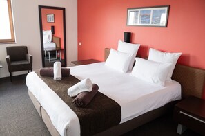 Premium bedding, desk, cribs/infant beds, free WiFi