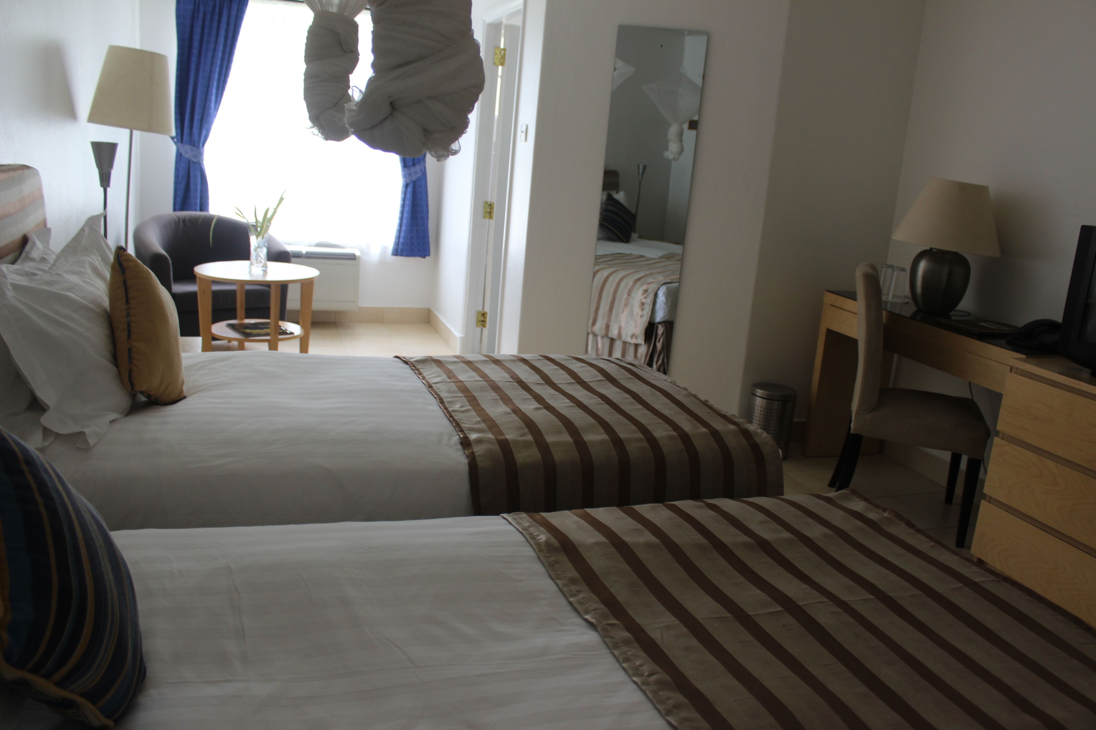 Habitación ejecutiva, vistas a la montaña | Minibar, caja fuerte, escritorio y sistema de insonorización