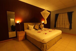 Deluxe Room | Minibar, in-room safe, desk, soundproofing