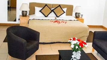 Junior-Suite, Bergblick | Minibar, Zimmersafe, Schreibtisch, schallisolierte Zimmer