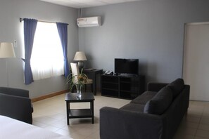 行政客房 | 迷你吧、客房内保险箱、办公桌、隔音