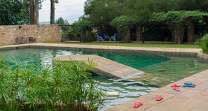 Outdoor pool, pool umbrellas - Mountains of the Moon Hotel (Fort Portal)