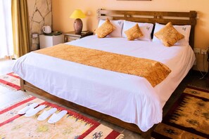 Ropa de cama de alta calidad y caja de seguridad en la habitación 