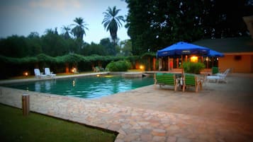 Piscine extérieure, parasols de plage