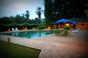 Outdoor pool, pool umbrellas - Mountains of the Moon Hotel (Fort Portal)