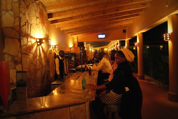 2 bars/lounges, poolside bar