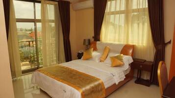 Deluxe Room | Desk, soundproofing, iron/ironing board, free WiFi
