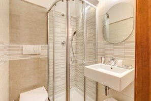 Eenpersoonskamer | Badkamer | Een douche, gratis toiletartikelen, een haardroger, een bidet