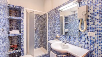 Habitación triple | Baño | Ducha, artículos de higiene personal gratuitos, secador de pelo y bidé