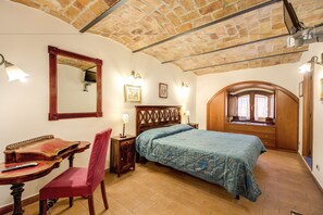Minibar, in-room safe, desk, soundproofing - Hotel Gea di Vulcano (Rome)