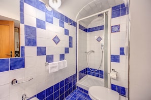 Quadruple Room | Bathroom