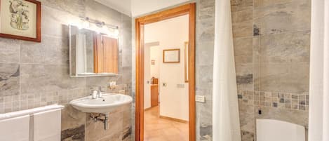 Suihku, ilmaiset hygieniatuotteet, hiustenkuivaaja, bidee