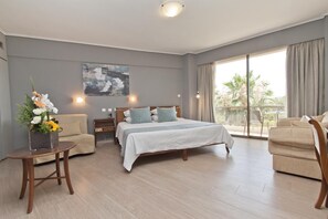 خزنة داخل الغرفة ومكتب وتجهيزات عازلة للصوت وواي فاي مجانًا