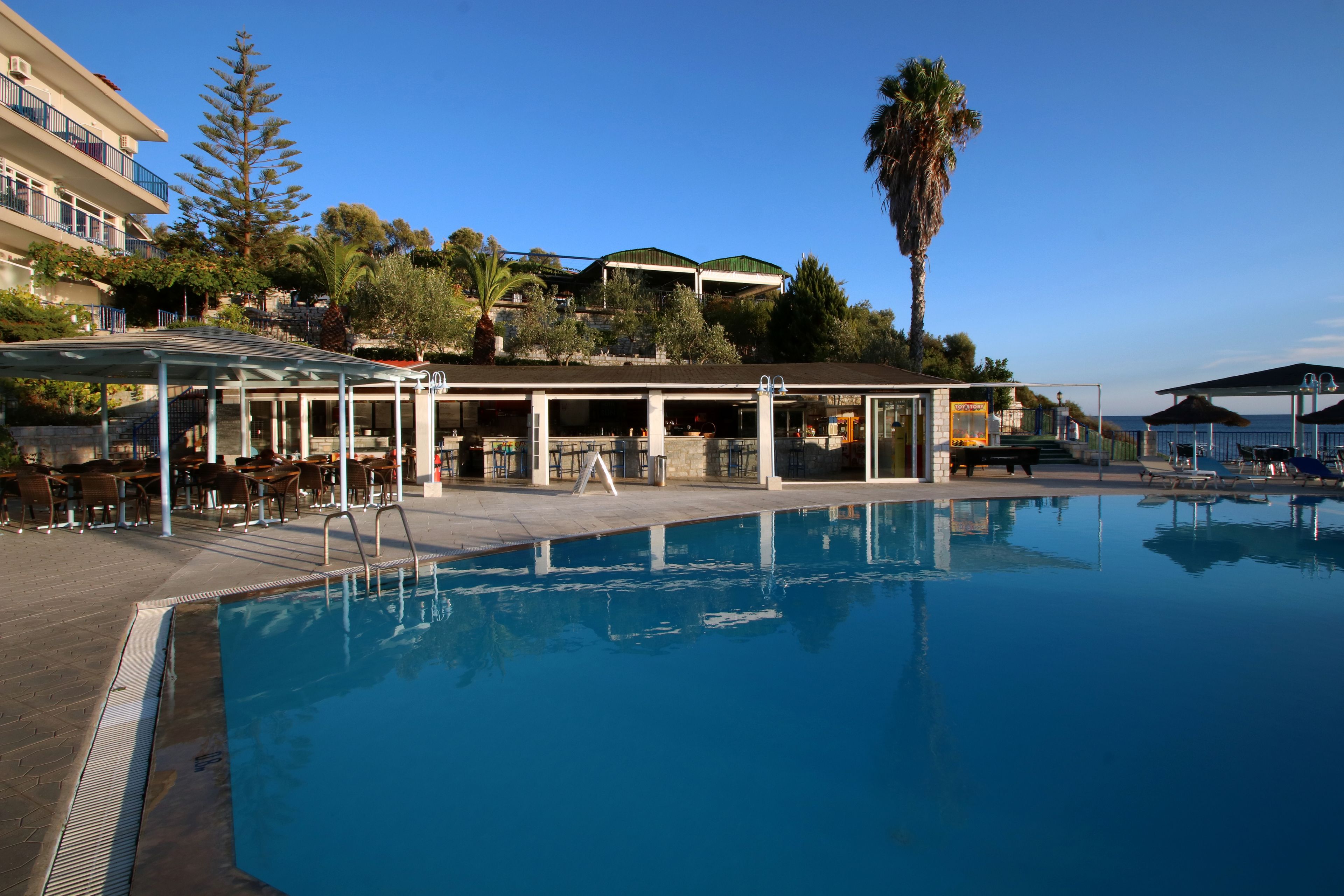 حمّام سباحة خارجي، مظلات على حمّام السباحة، مقاعد للتشمس